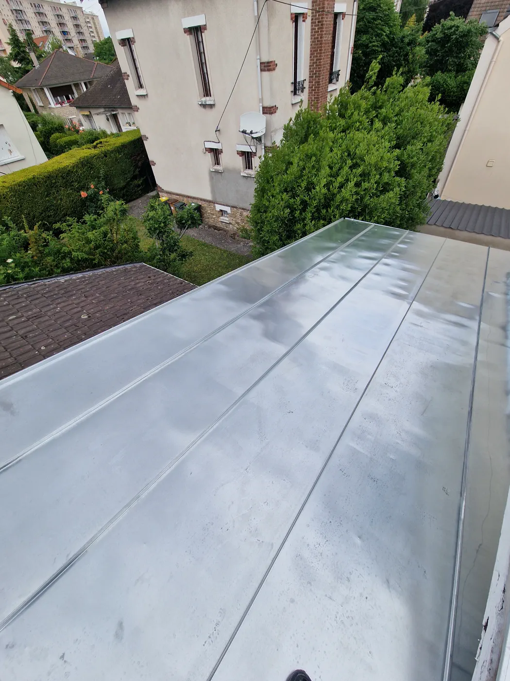 Couverture en zinc avec fenêtres de toit