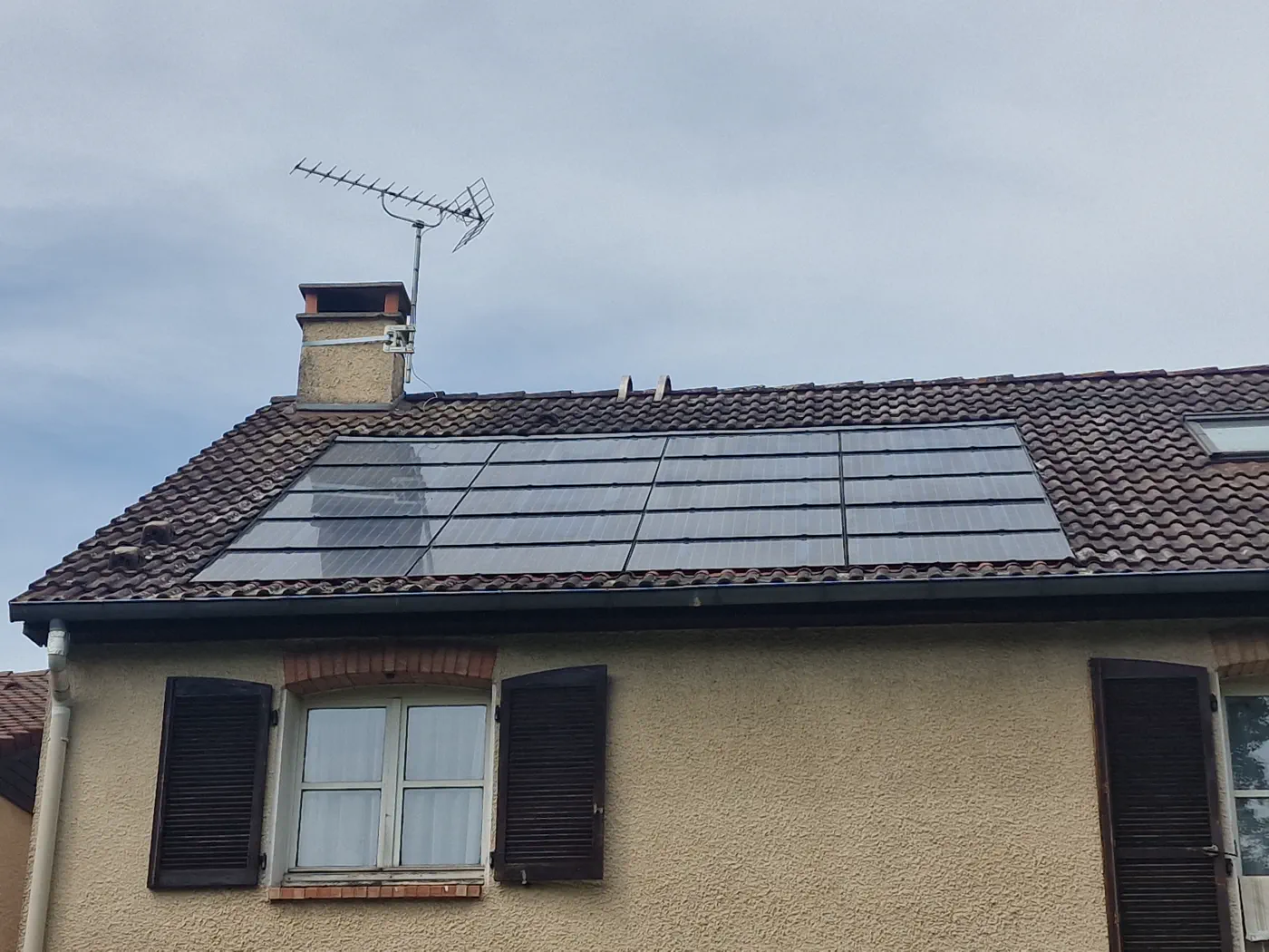 Toiture en tuiles avec panneaux intégrés