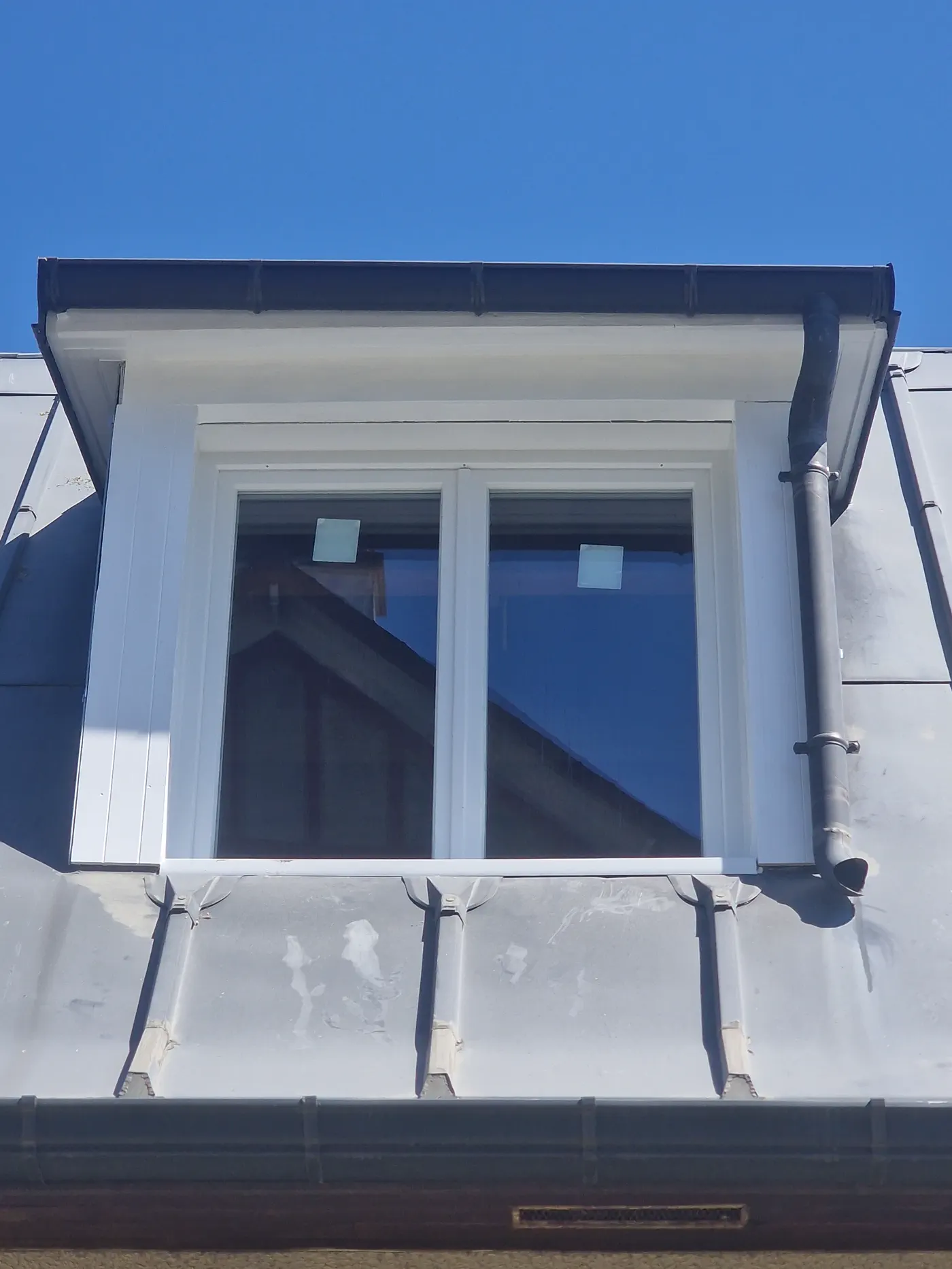 Habillage terminé autour d’une fenêtre de toiture