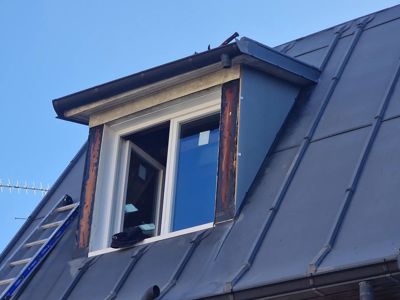 Réfection de l’habillage autour d’une fenêtre de toiture