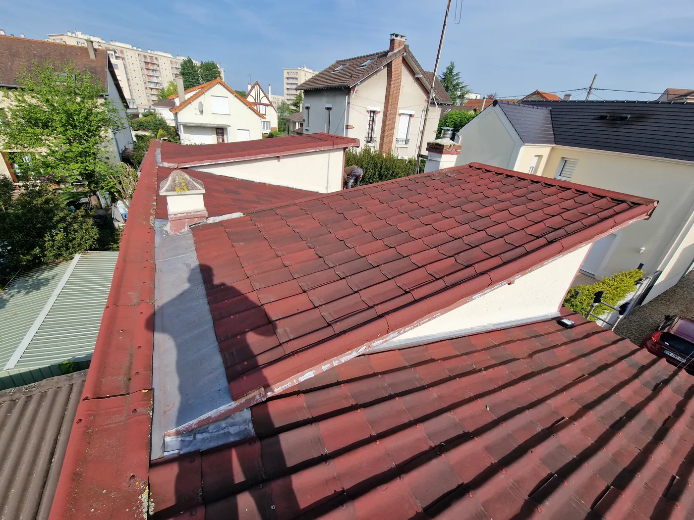 Raccords d’étanchéité entre deux pans de toiture en tuiles