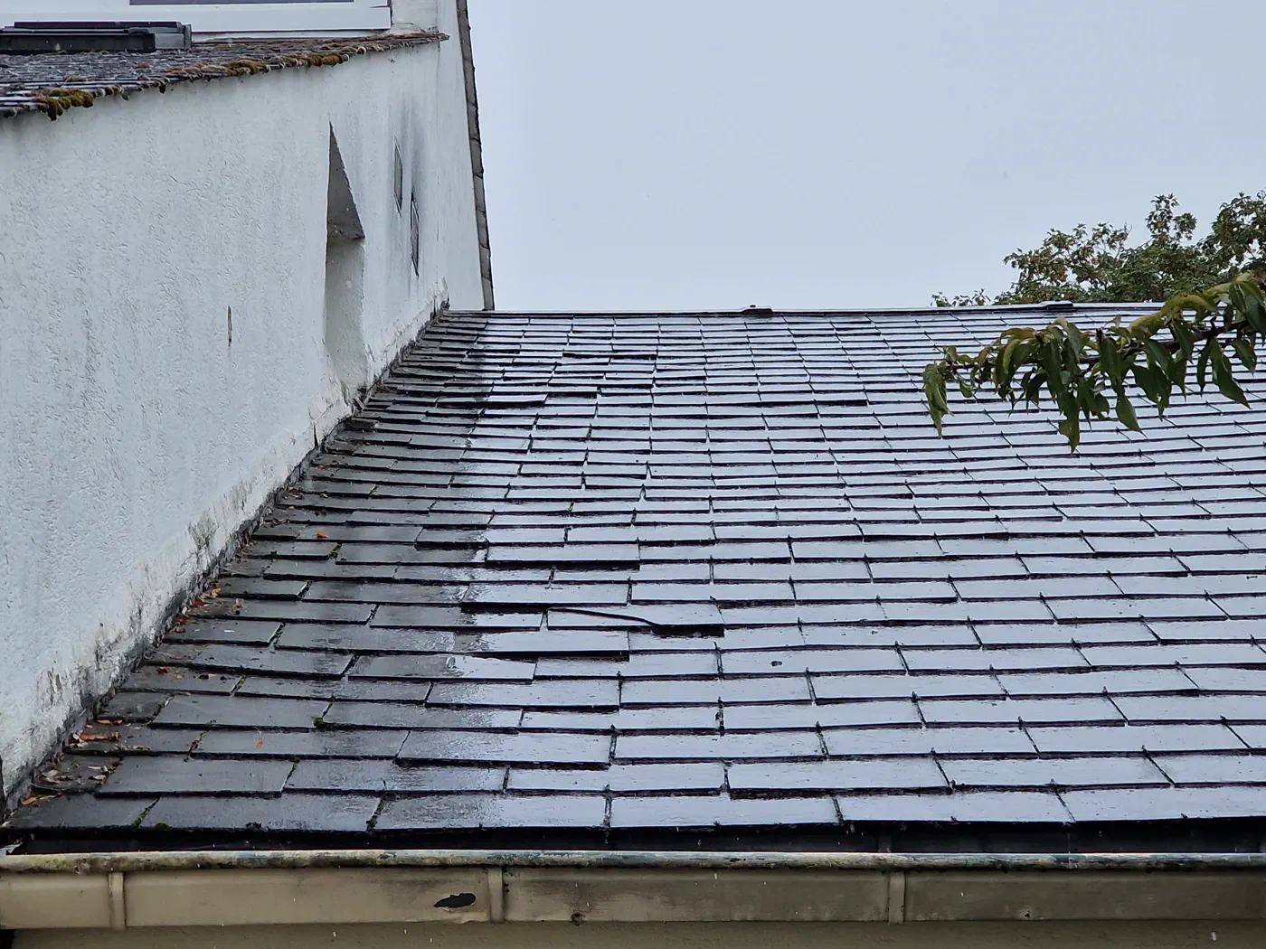 Raccord entre une toiture en ardoises et un mur